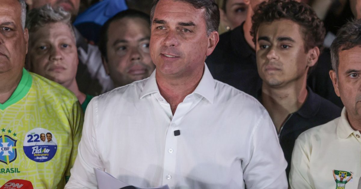 Em carta, Flávio agradece Milei e Trump por apoio para fugir do Brasil