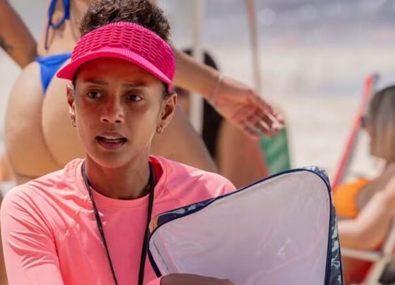 Raquel encontra Heleninha e Celina na praia em Vale Tudo — Foto: Globo