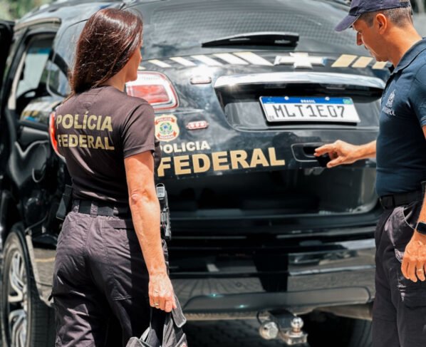 Capotamento deixa mulher morta e homem gravemente ferido em Laguna